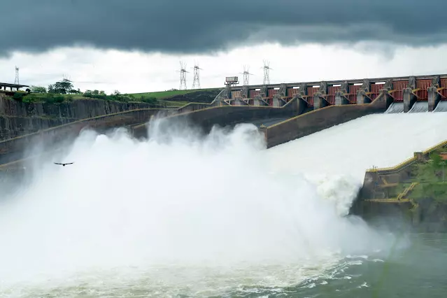 Usina de Itaipu reabre vertedouro após seis meses